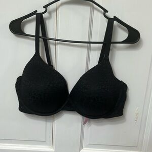 PINK t-shirt bra. Black leopard lace. Good condition.